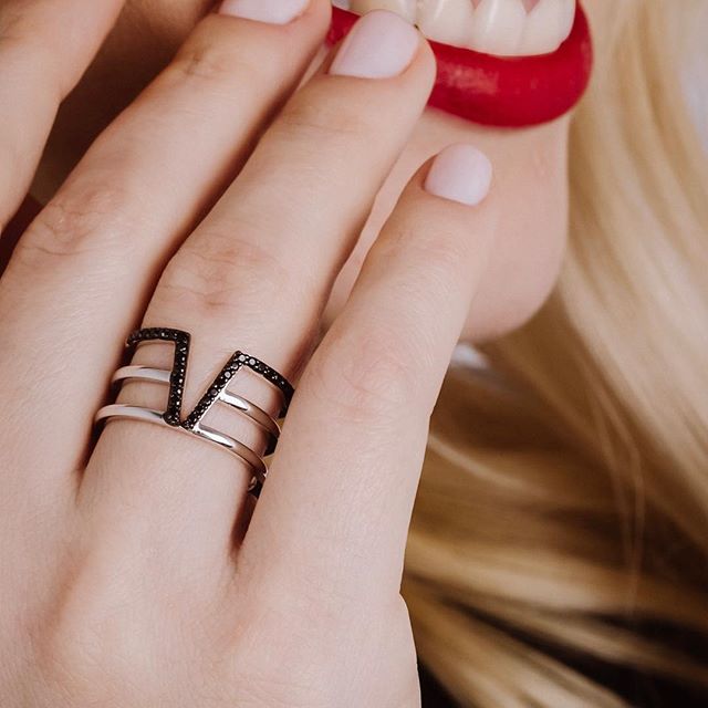 Souriez à la vie avec notre bague Vegas.