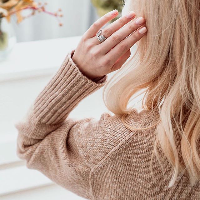 Cold days, cozy nights, warm blankets, hot chocolate and @phebus_and_co 😊